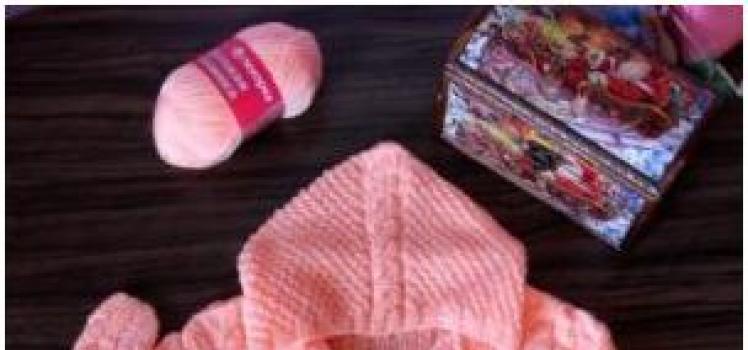 Разбираем пошагово процесс вязания кофты с капюшоном для девочки